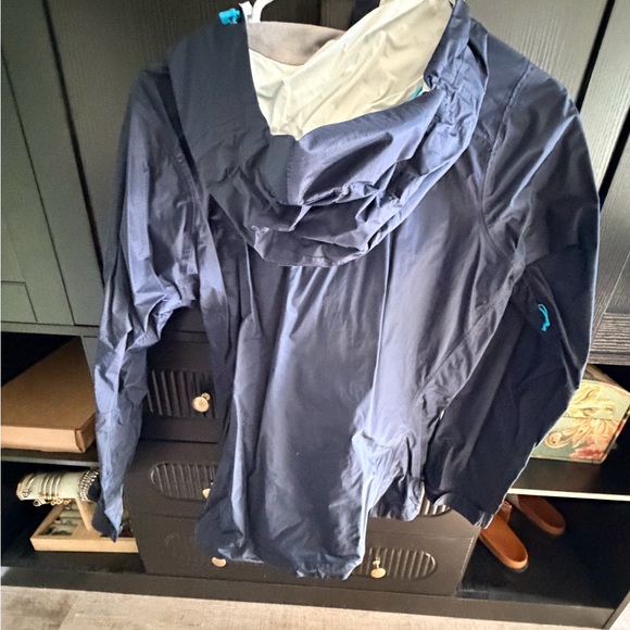 Patagonia Gray and White Patterned Rain Coat - Picture 3 of 3